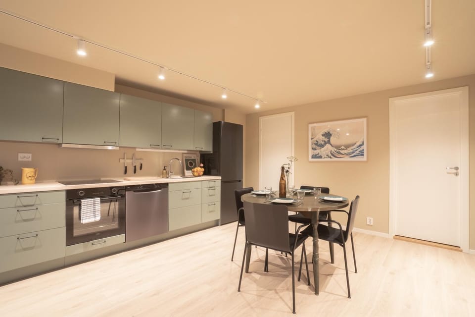 Coffee/tea facilities, Kitchen or kitchenette, oven, stove