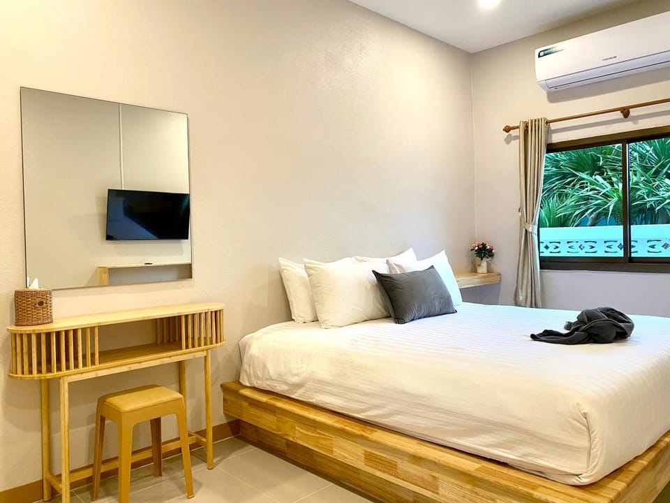 Bed, TV and multimedia, Photo of the whole room, Bedroom, towels, air conditioner