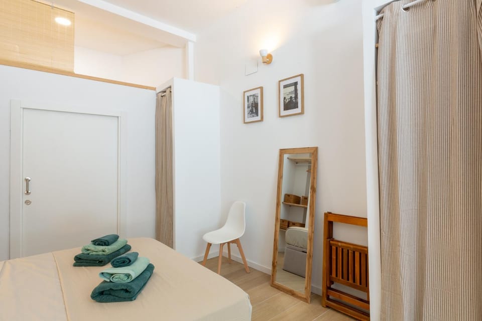 Photo of the whole room, towels, wardrobe