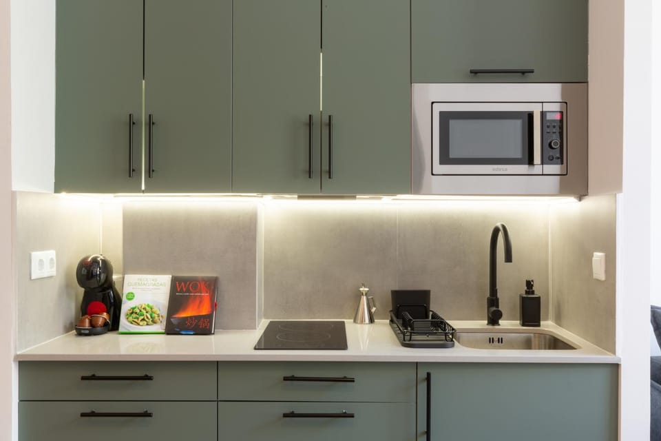 Coffee/tea facilities, Kitchen or kitchenette, microwave, stove