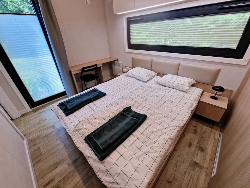 Bed, Photo of the whole room, Bedroom, towels