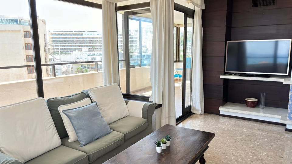 TV and multimedia, View (from property/room), Balcony/Terrace, Living room, Seating area