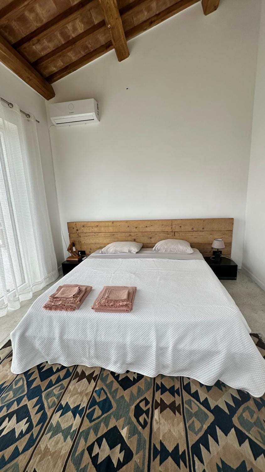 Bed, Photo of the whole room, Bedroom, air conditioner