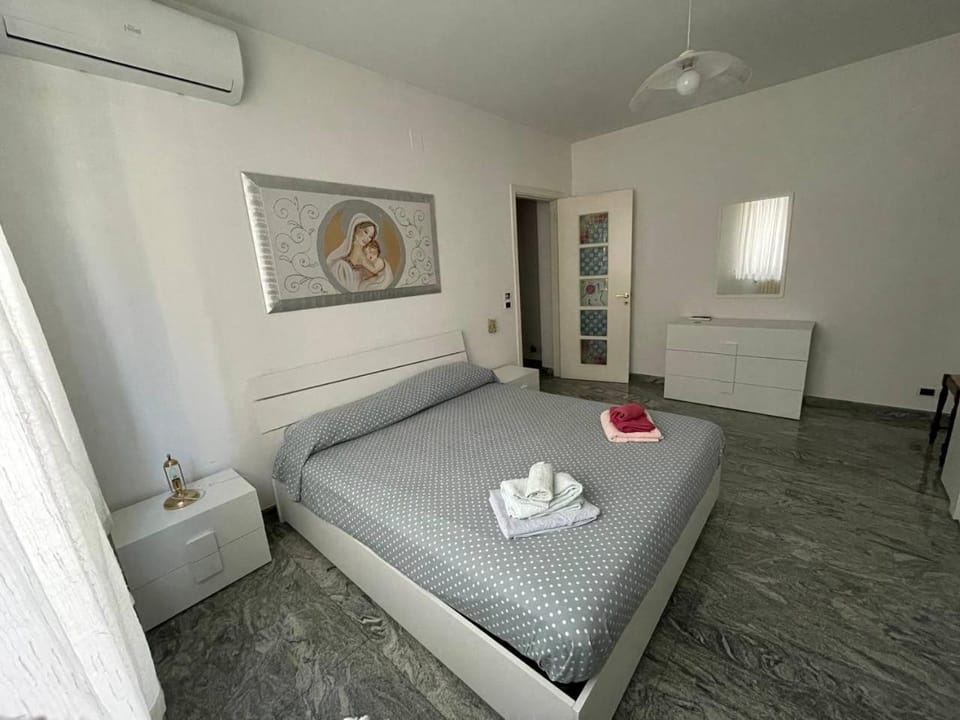 Bed, TV and multimedia, Bedroom, internet, air conditioner