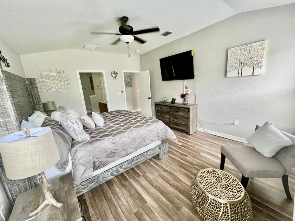 TV and multimedia, Photo of the whole room, Bedroom