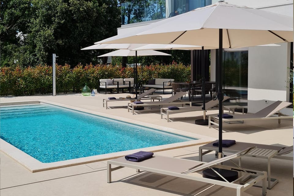 Swimming pool, sunbed, towels