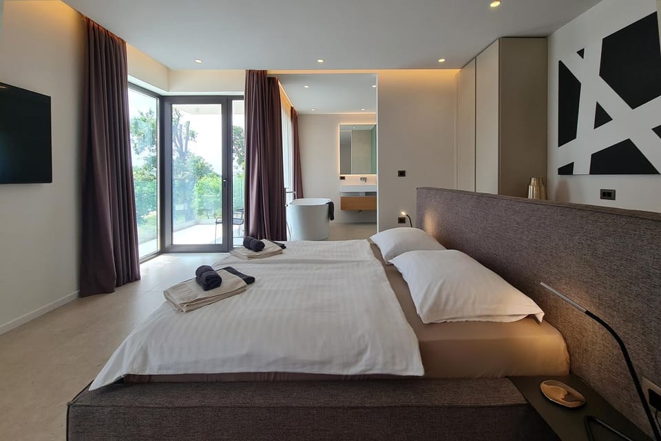 Bed, TV and multimedia, Bedroom, Garden view, Bath, towels, wardrobe