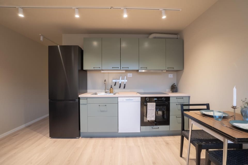 Coffee/tea facilities, Kitchen or kitchenette, Dining area, dishwasher, oven, stove