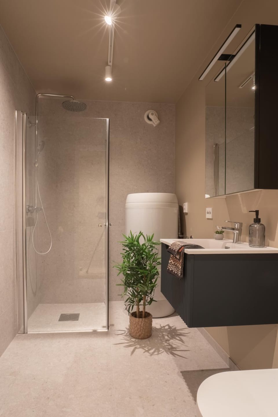 Shower, Toilet, Bathroom, towels