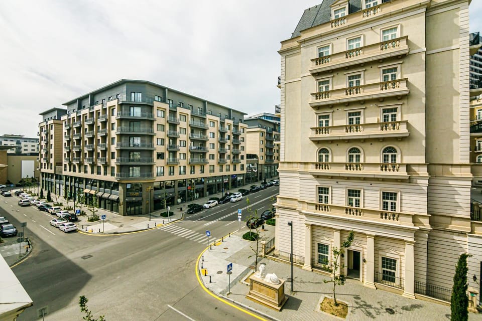 Property building, Facade/entrance, Day, Neighbourhood, Balcony/Terrace, City view, Street view, Location, Parking