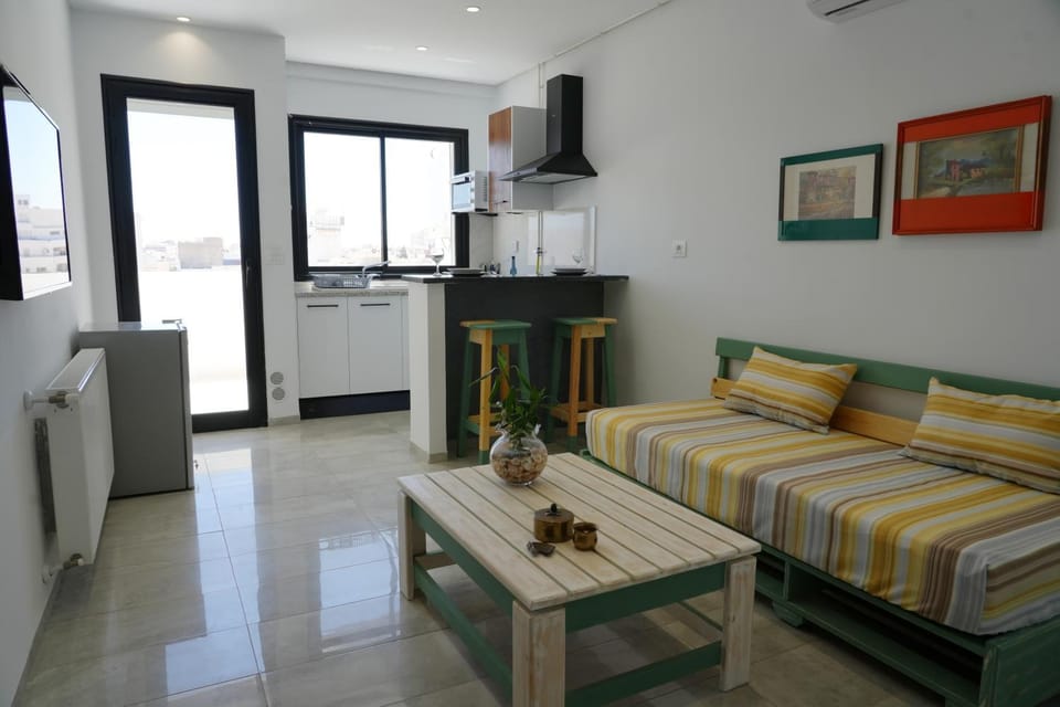 TV and multimedia, Kitchen or kitchenette, Living room, Seating area, Dining area, minibar, stove, air conditioner