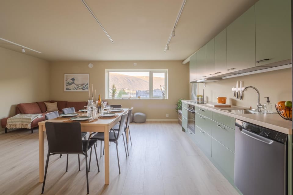 Kitchen or kitchenette, Dining area