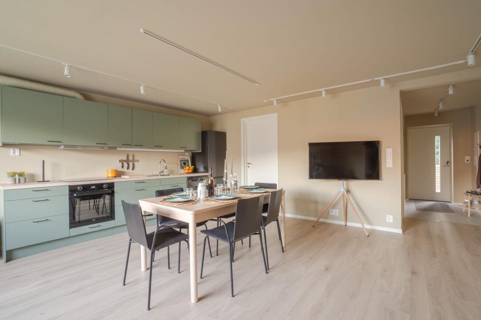 TV and multimedia, Kitchen or kitchenette, Seating area, Dining area, oven, stove