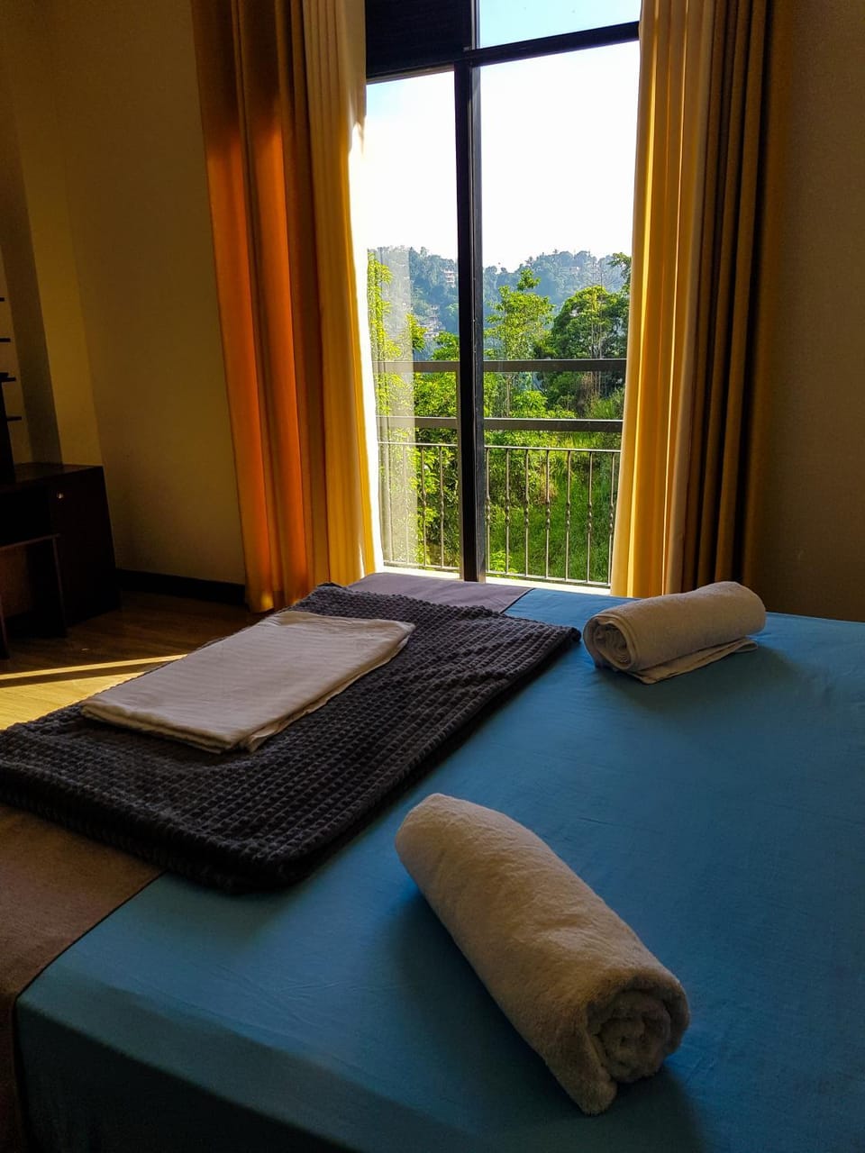 Bedroom, Mountain view