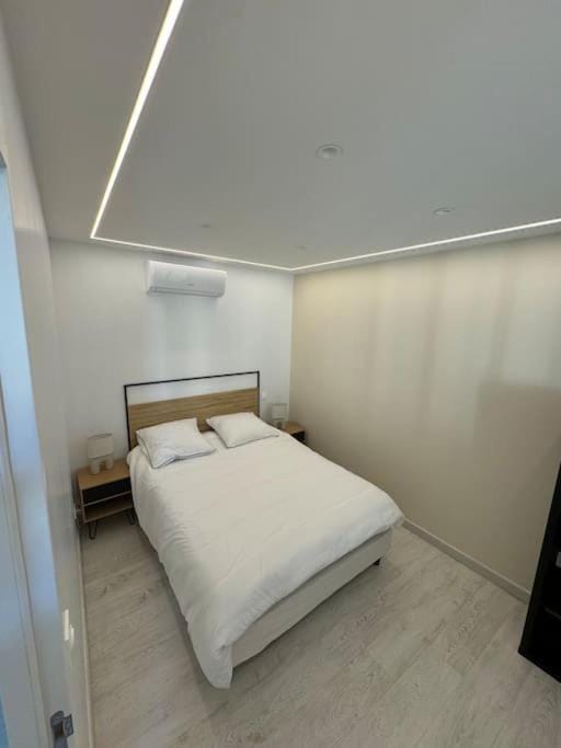 Bed, Photo of the whole room, Bedroom, air conditioner