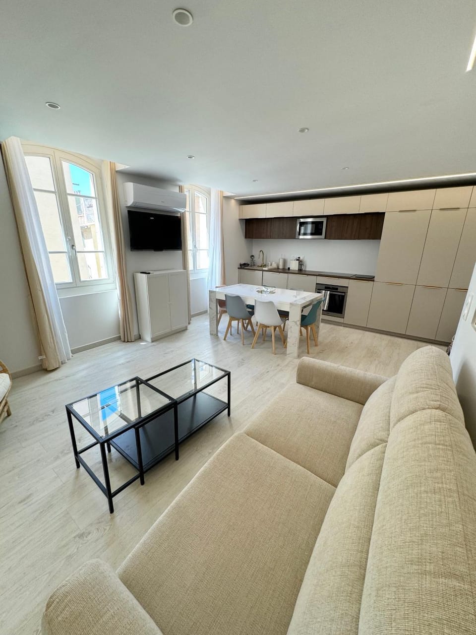 Communal lounge/ TV room, Bed, TV and multimedia, City view