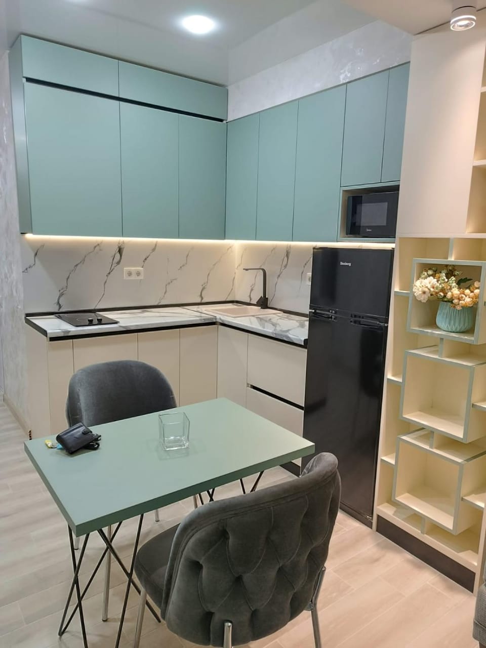 Kitchen or kitchenette, Dining area
