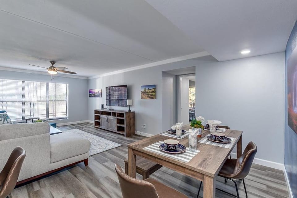TV and multimedia, Living room, Seating area, Dining area