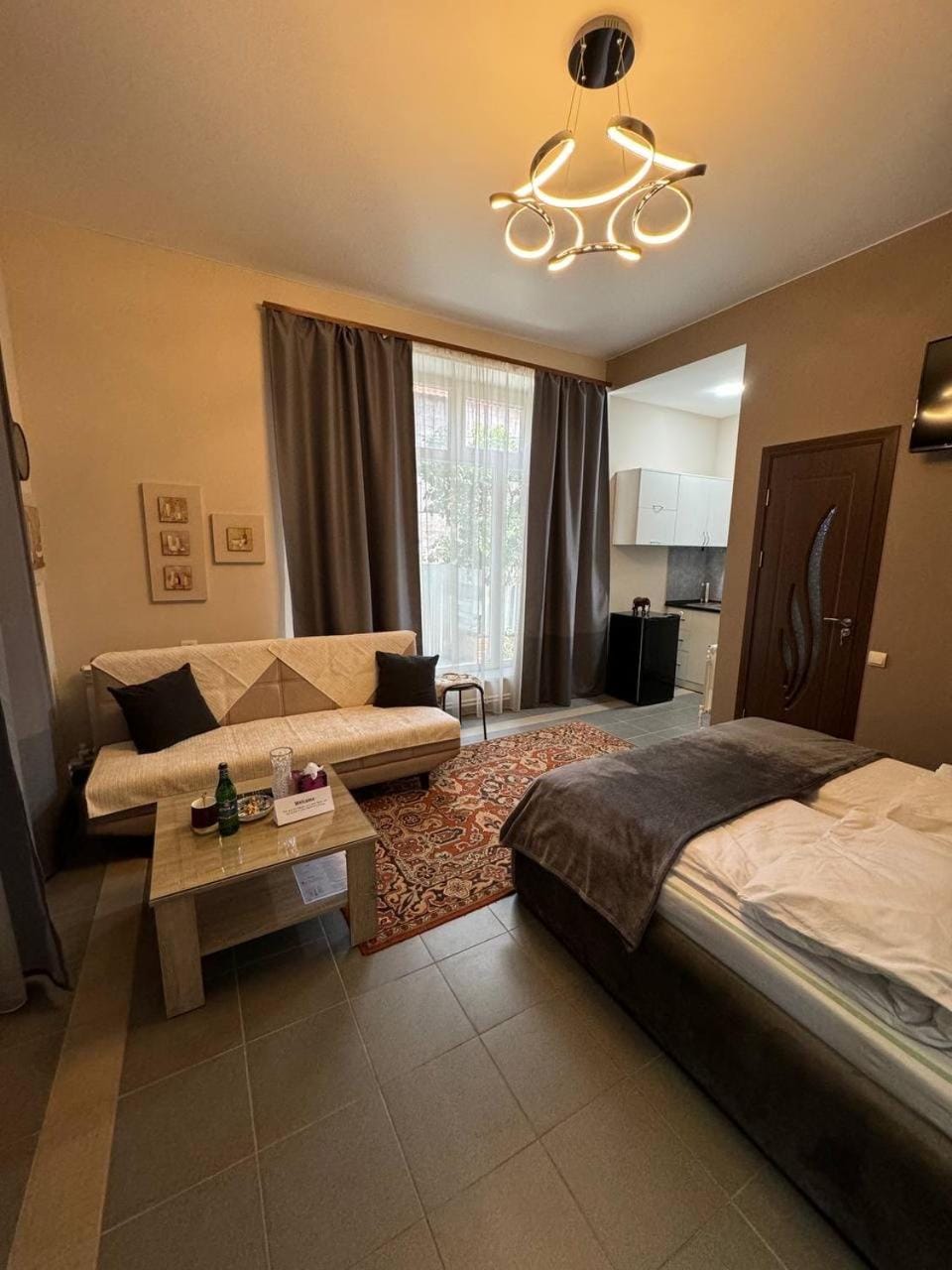 Bed, TV and multimedia, Living room, Photo of the whole room, Seating area, Bedroom