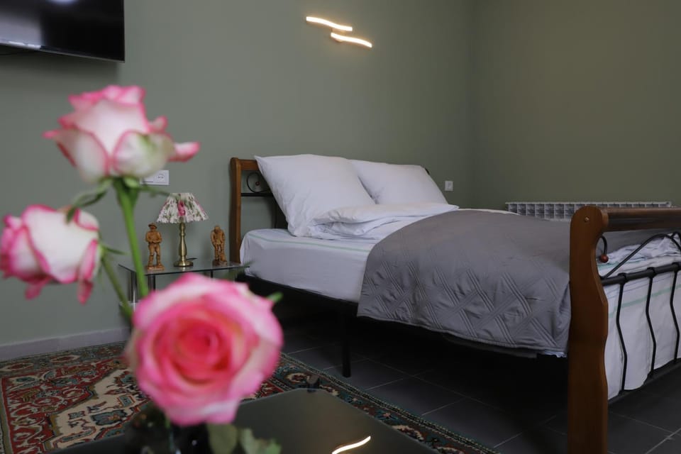 Bed, TV and multimedia, Bedroom