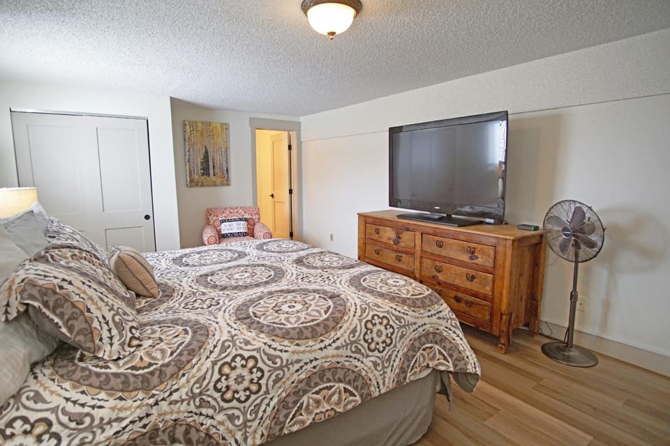 Hot Tub, Beautiful Mountain Views, 3 Bedroom Plus Loft House in Steamboat Springs