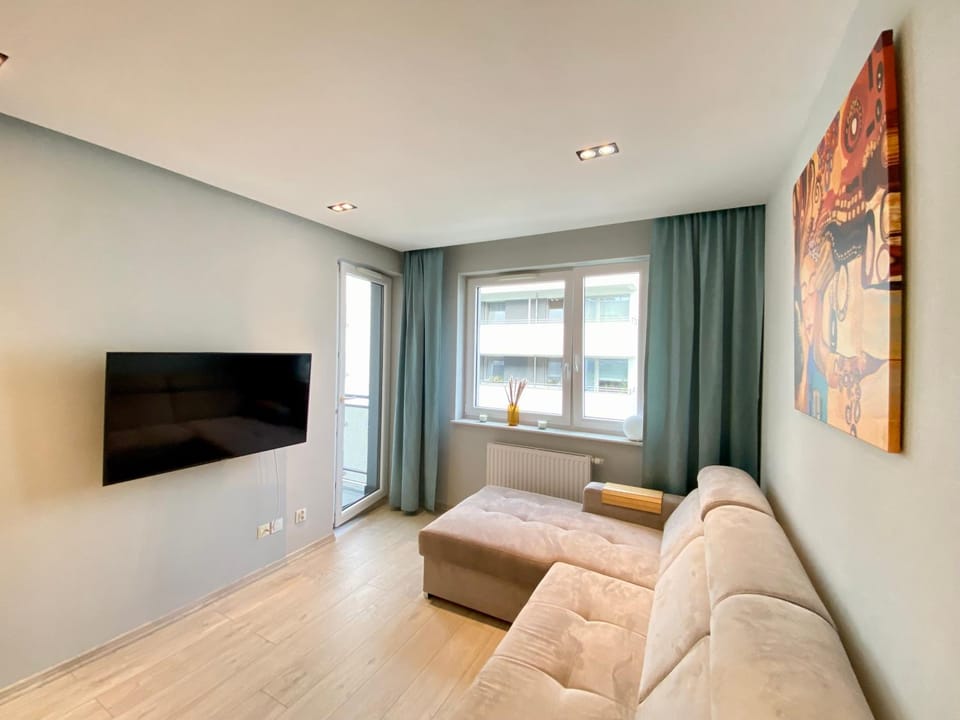 Communal lounge/ TV room, TV and multimedia, Living room, Seating area, Evening entertainment