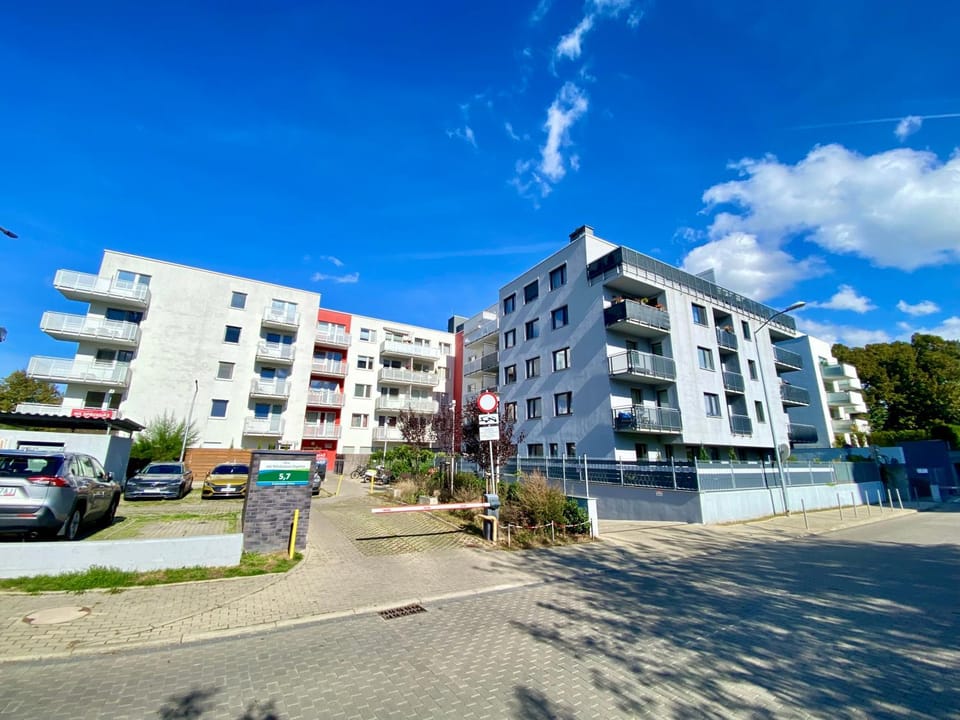 Property building, Neighbourhood, Location