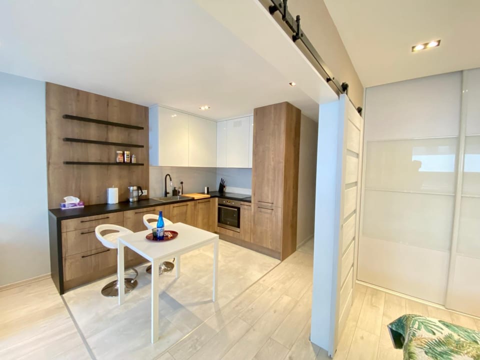 Kitchen or kitchenette, Dining area, stove
