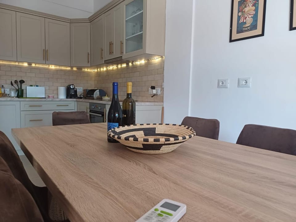 Coffee/tea facilities, Kitchen or kitchenette, Seating area, Dining area, stove