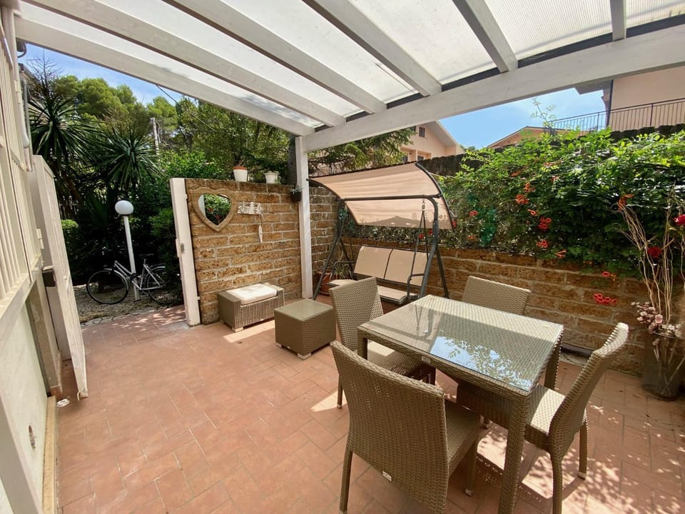 Patio, Bird's eye view, Summer, Dining area, Cycling, Meals, Lunch, Inner courtyard view