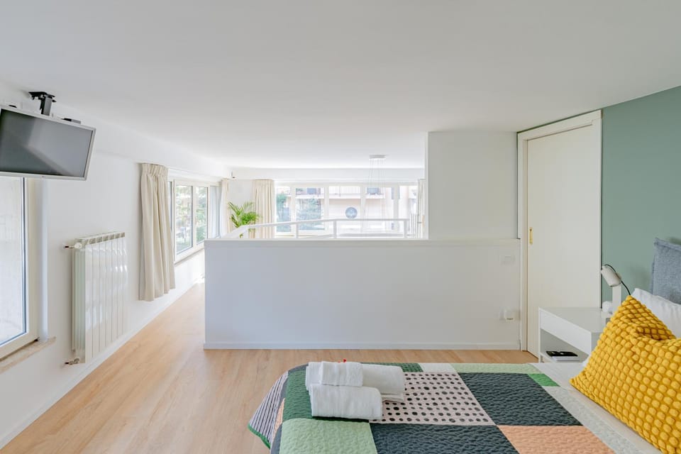 Bed, People, TV and multimedia, Floor plan, Bedroom, Family, heating, heating, internet, towels, wedding
