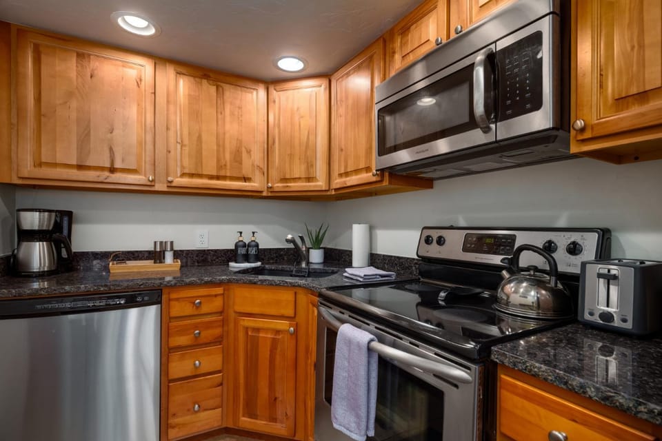 Ski In Ski Out, Hot Tub, Gas Grill in Picnic Area House in Steamboat Springs