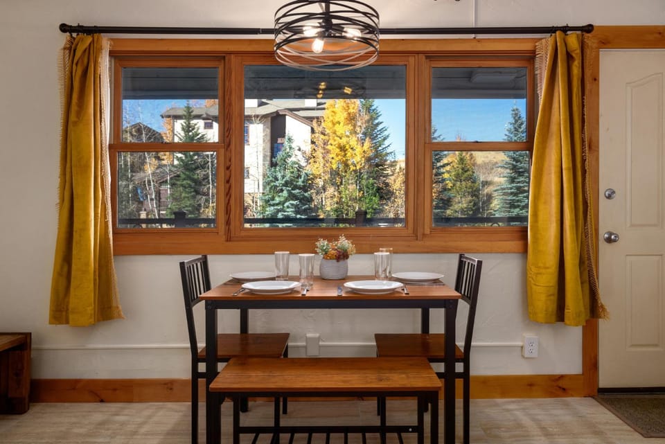 Ski In Ski Out, Hot Tub, Gas Grill in Picnic Area House in Steamboat Springs