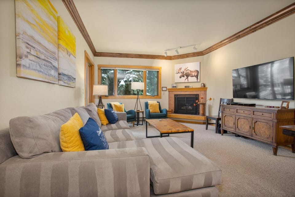 Snow Flower 204 -REDUCED RATES- Pool, Hot Tub, Balcony with Views, Steps to Gondolas, Restaurants House in Steamboat Springs