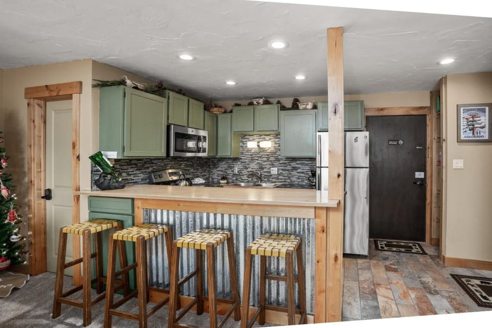 Large Outdoor Hot Tub, Easy Walk to Base Area Activities House in Steamboat Springs