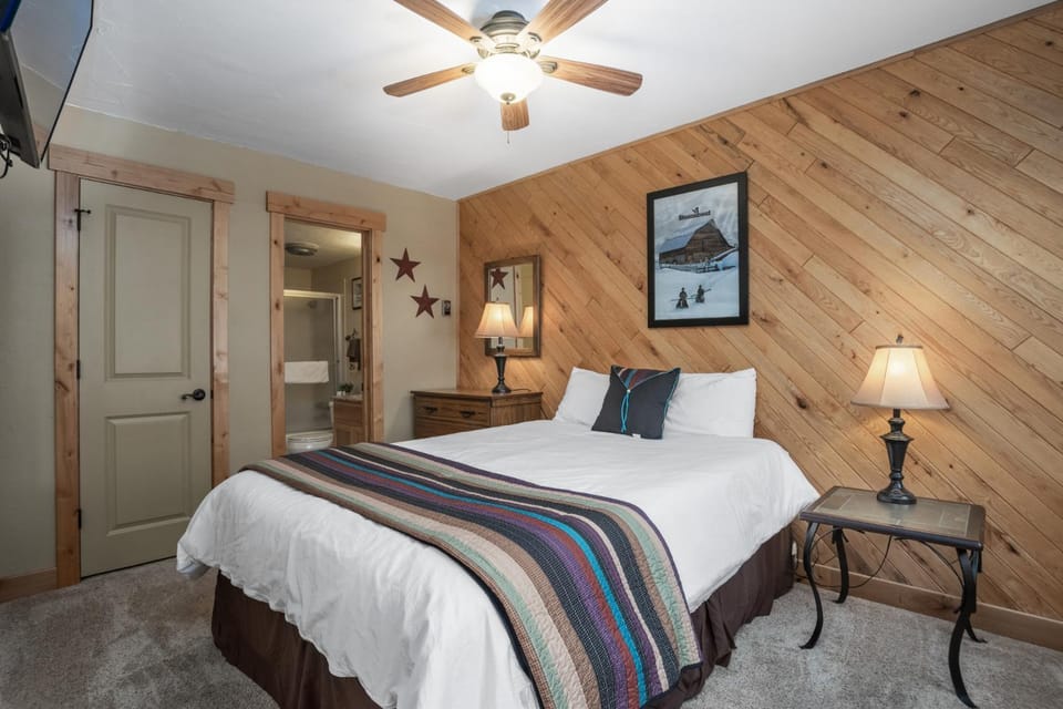 Large Outdoor Hot Tub, Easy Walk to Base Area Activities House in Steamboat Springs