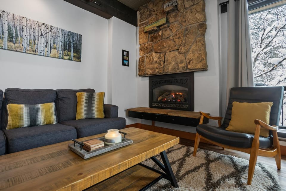 Heated Pool, Private Washer & Dryer, Ski In, Ski Out, Just Remodeled House in Steamboat Springs