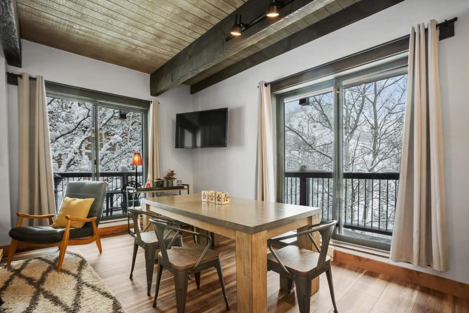 Heated Pool, Private Washer & Dryer, Ski In, Ski Out, Just Remodeled House in Steamboat Springs