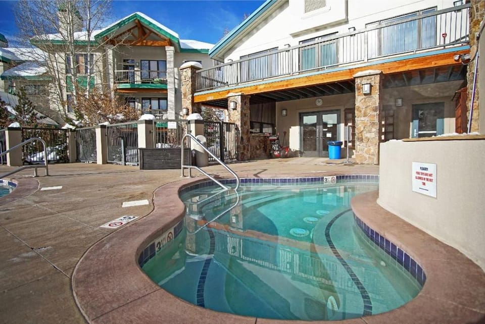 Heated Pool, Private Washer & Dryer, Ski In, Ski Out, Just Remodeled House in Steamboat Springs