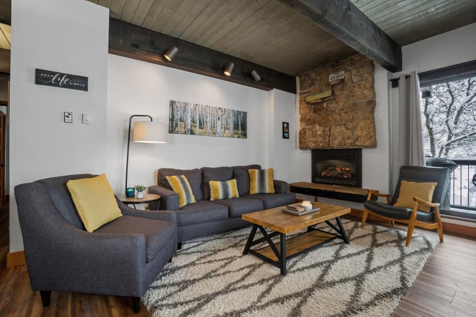 Heated Pool, Private Washer & Dryer, Ski In, Ski Out, Just Remodeled House in Steamboat Springs