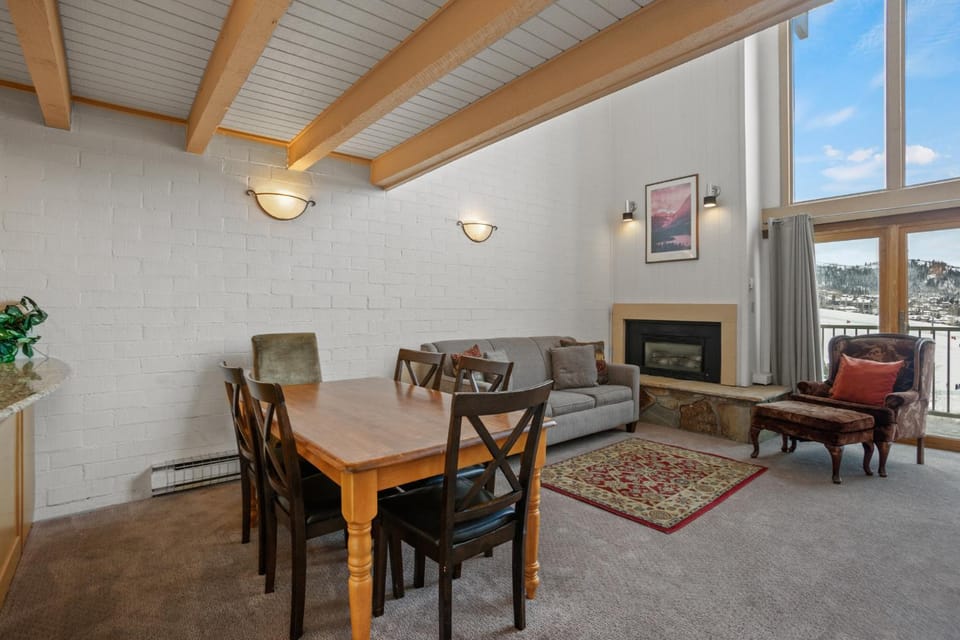 2 Outdoor Hot Tubs, Great Views, Two Bedrooms Plus Loft House in Steamboat Springs