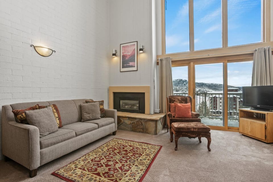 2 Outdoor Hot Tubs, Great Views, Two Bedrooms Plus Loft House in Steamboat Springs