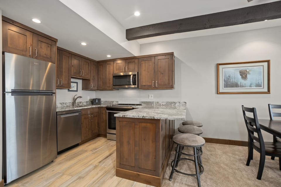 Pool, Hot Tub, Wood Burning Fireplace, Freshly Remodeled Summer 2022 House in Steamboat Springs