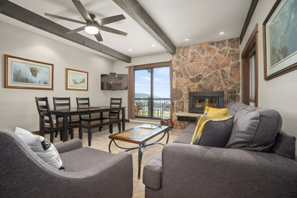 Pool, Hot Tub, Wood Burning Fireplace, Freshly Remodeled Summer 2022 House in Steamboat Springs