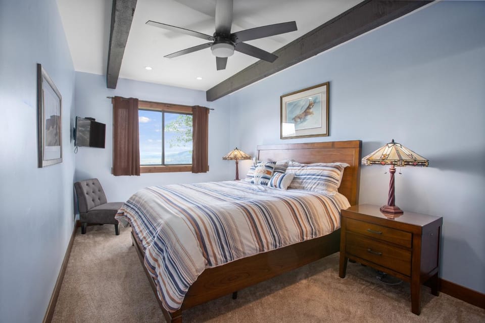Pool, Hot Tub, Wood Burning Fireplace, Freshly Remodeled Summer 2022 House in Steamboat Springs