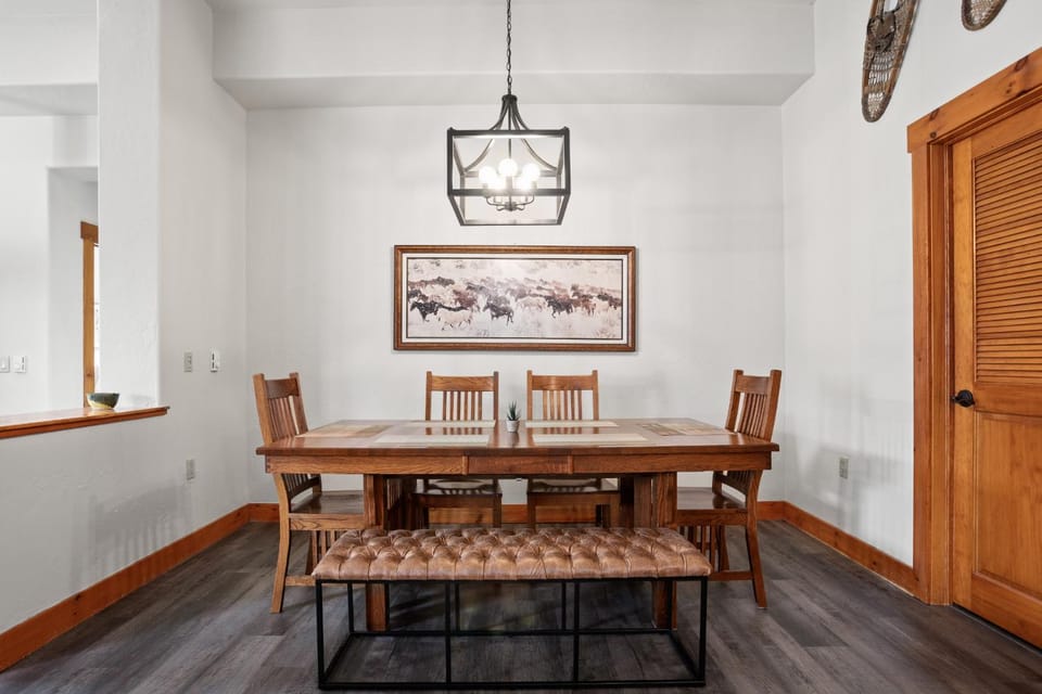 Shared Hot Tub,1 Car Garage, Dining & Grocery, Walk to Shops, On Bus Route House in Steamboat Springs