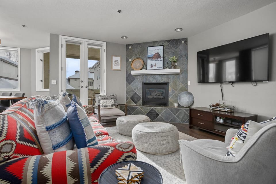 Outdoor Pool and Hot Tub, Gas Grill on Patio, Private Washer & Dryer House in Steamboat Springs