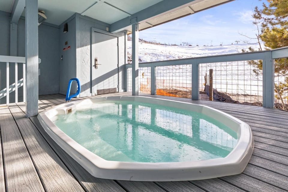 Outdoor Hot Tub, Ski right to & from your door, Private Shuttle House in Steamboat Springs