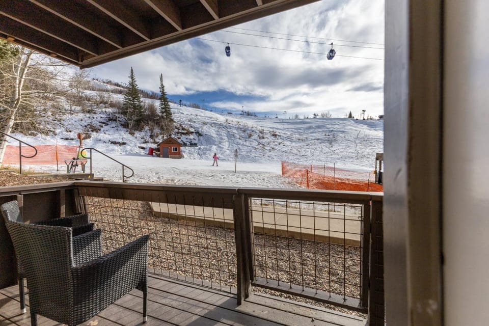 Outdoor Hot Tub, Ski right to & from your door, Private Shuttle House in Steamboat Springs