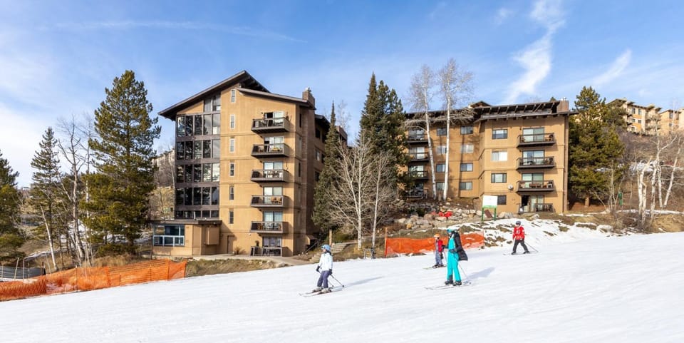 Outdoor Hot Tub, Ski right to & from your door, Private Shuttle House in Steamboat Springs
